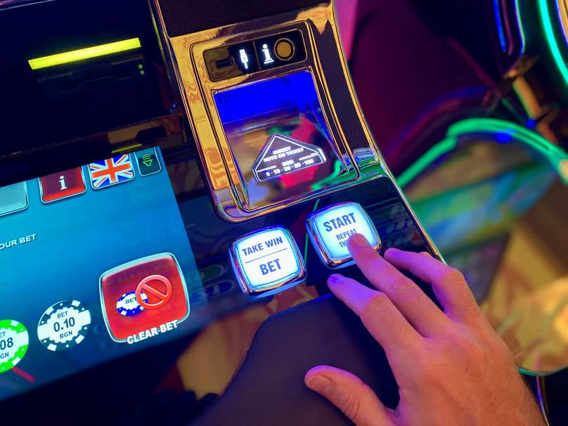 De Evolutie van Casinospellen: Van de Fysieke Speelhal naar het Online Casino